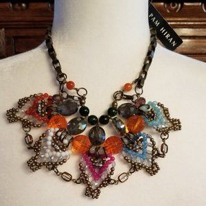 Women's statement neckpiece